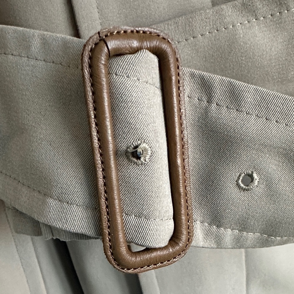 Burberry Beige Trench Coat with Check Lining - Picture 11 of 12